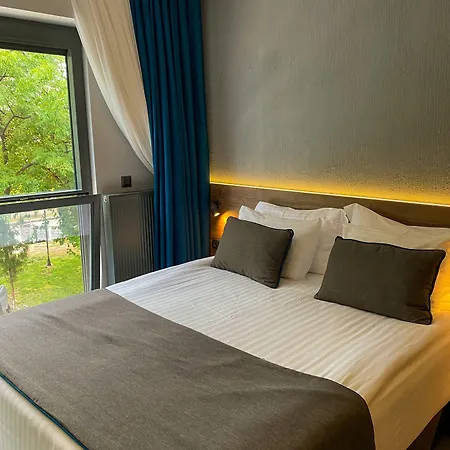 Falcon 1511 מלון